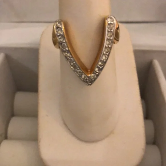 VTG Gold Tone Large V crystals that stand out to make this more noticeable SZ 8 - Picture 2 of 8